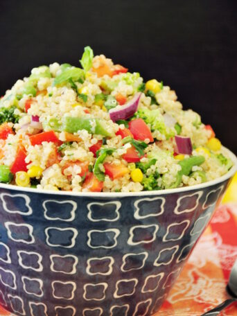 Perfect for a quick and healthy weeknight dinner, this vegan quinoa bowl is packed with flavor and nutrients. It’s gluten-free and super easy to customize.