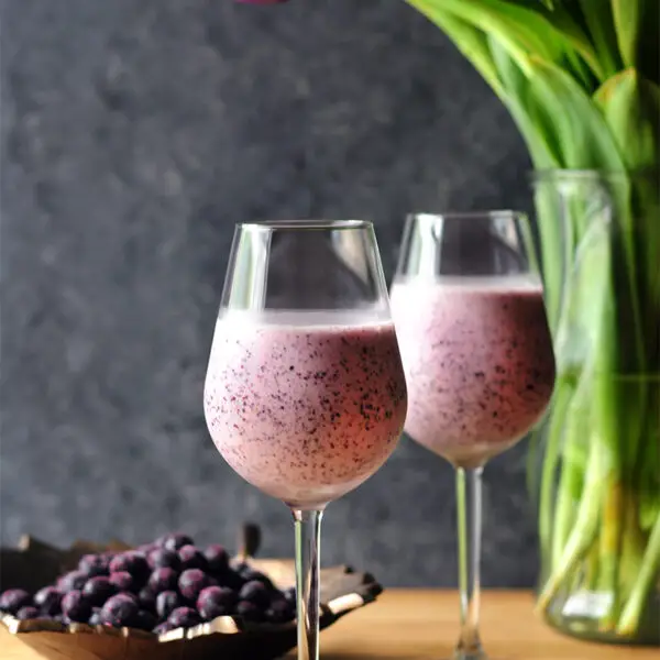 When blueberry meets vanilla ice cream, it’s good. When blueberry meets vanilla ice cream and crisp white wine, it’s even better. Spoil yourself with this fun blueberry cream wine slush in the holiday or anytime you like because it takes pretty much no time to make.