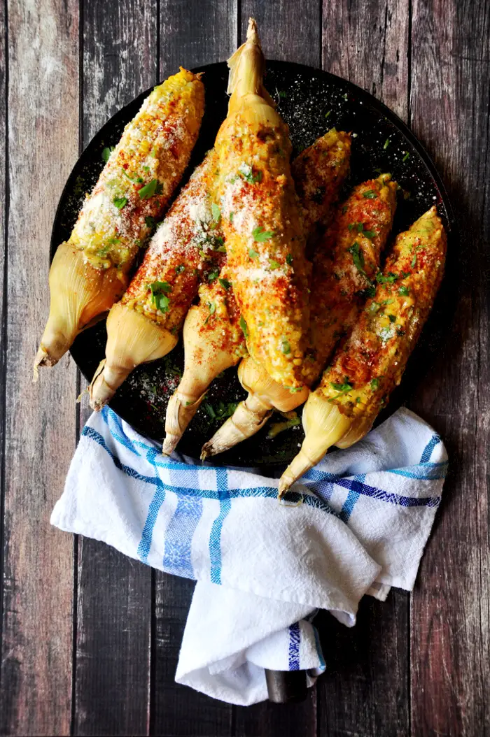 Roasted corn on the cob coated with homemade aioli, paprika, Parmesan cheese and fresh parsley.