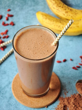 5-ingredient chocolate banana smoothie features goji berries and it's packed with protein, vitamins, fiber, calcium, and deliciousness.