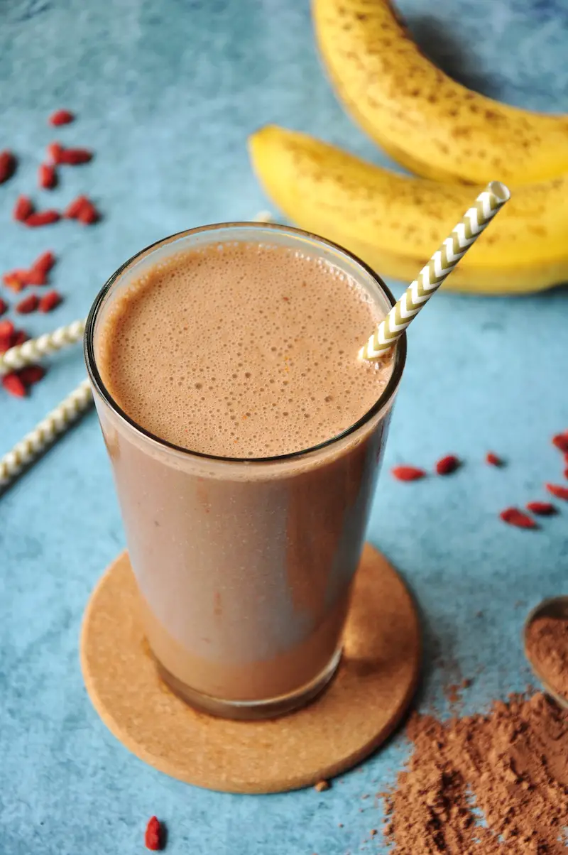 5-ingredient chocolate banana smoothie features goji berries and it's packed with protein, vitamins, fiber, calcium, and deliciousness.