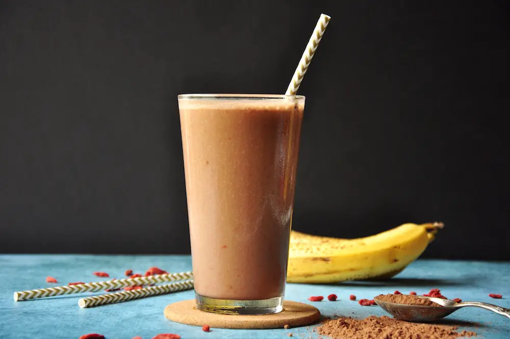 5-ingredient chocolate banana smoothie features goji berries and it's packed with protein, vitamins, fiber, calcium, and deliciousness.