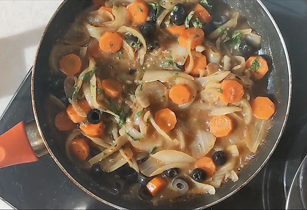 Cook the tagine vegetables and base. 