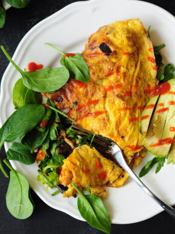 Start your day right with this 10-min gluten-free breakfast omelette! It’s loaded w/ vegetables, cheese, & your preferred meat. It's super healthy & delish.