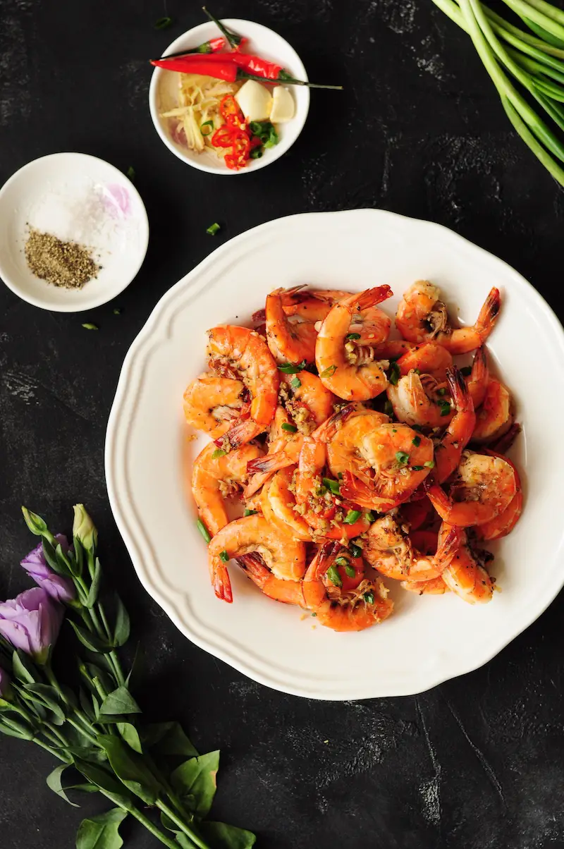 Classic Chinese salt and pepper shrimp with a healthy twist without losing any authentic taste. It's gluten-free and only requires 15 minutes. So quick and yum!