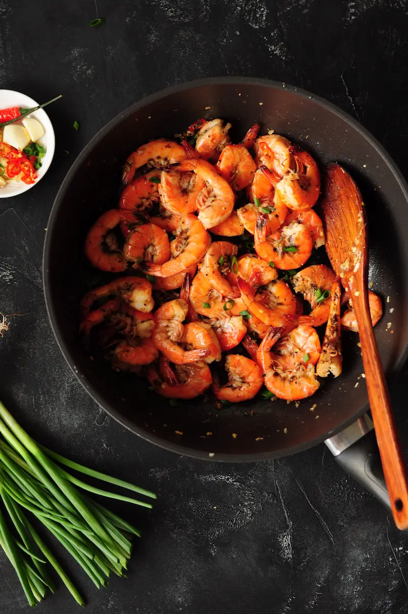 Classic Chinese salt and pepper shrimp with a healthy twist without losing any authentic taste. It's gluten-free and only requires 15 minutes. So quick and yum!