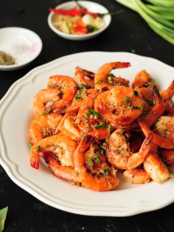 Classic Chinese salt and pepper shrimp with a healthy twist without losing any authentic taste. It's gluten-free and only requires 15 minutes. So quick and yum!