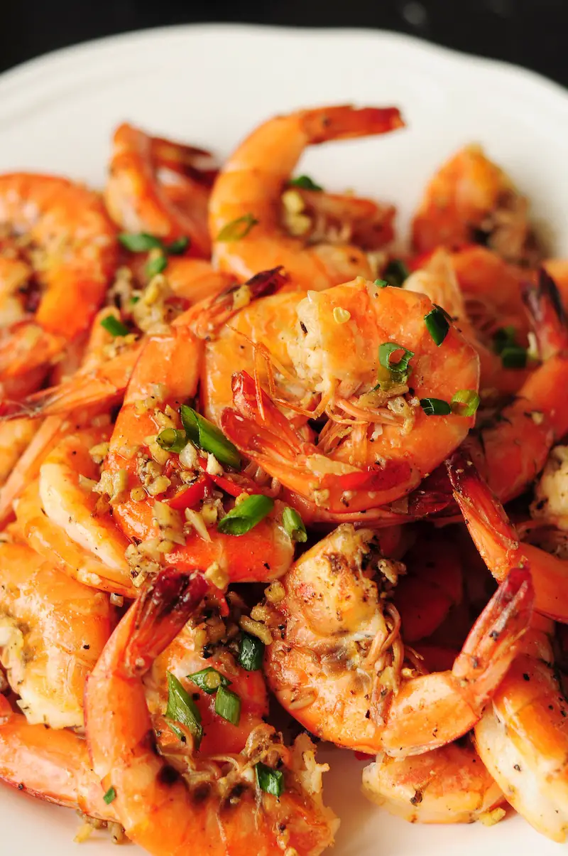 Classic Chinese salt and pepper shrimp with a healthy twist without losing any authentic taste. It's gluten-free and only requires 15 minutes. So quick and yum!