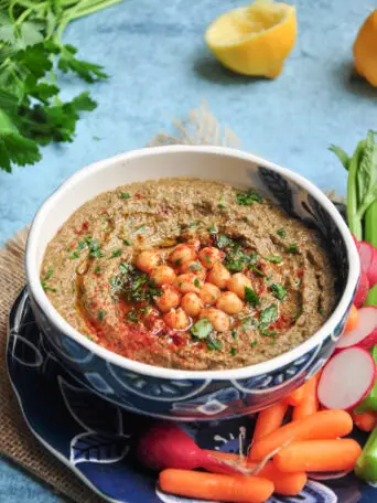 Smoky, garlicky, earthy, and authentic, this chipotle hummus is ready to enjoy in only five minutes. It’s also gluten-free, vegan, and rich in dietary fiber.