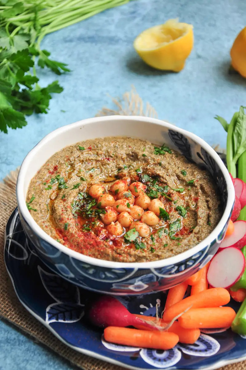 Smoky, garlicky, earthy, and authentic, this chipotle hummus is ready to enjoy in only five minutes. It’s also gluten-free, vegan, and rich in dietary fiber.