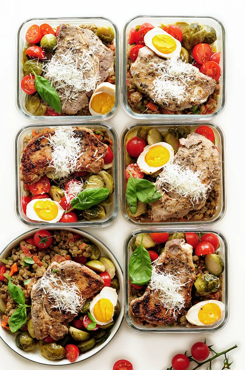 Sous vide pork loin and Brussels sprouts served on a bed of Mediterranean lentil salad with hard-boiled eggs… This is an incredibly satisfying low-carb and high-protein meal that you can prepare on a Sunday afternoon for your workday lunches.