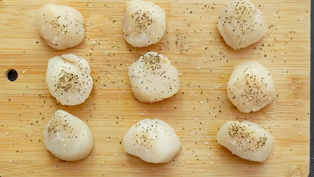 season scallops with salt and pepper