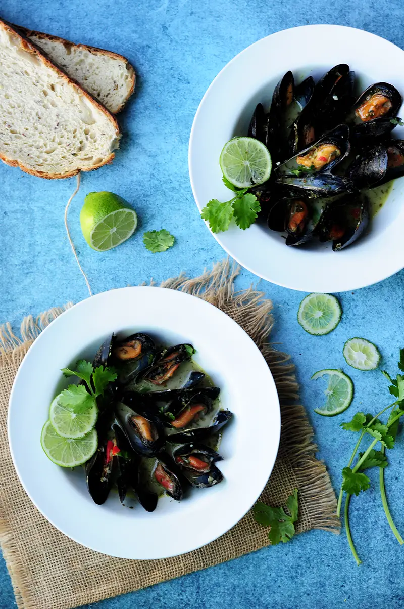 Quick and delicious mussels steamed in white wine along with a spicy and creamy Thai-style cooking sauce.